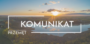Grafika przedstawia jezioro w Przemęcie o wschodzie słońca. Na środku grafiki znajduje się biały napis: