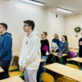 Zdjęcie przedstawia uczniów z Technikum Ekonomicznego w Przemęcie, Zdjęcie zostało wykonane w jednej ze szkolnej sali.