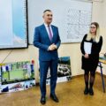 Zdjęcie przedstawia wójta wraz z Panią Dyrektor Katarzyną Wiśniewską. Zdjęcie zostało wykonane w jednej ze szkolnej sali.