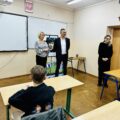 Zdjęcie przedstawia Wójta wraz z Wicedyrektorem szkoły Joanną Kalitką oraz nauczycielką Agnieszką Szczepaniak. Zdjęcie zostało wykonane w jednej ze szkolnej sali.
