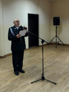 Zdjęcie przedstawia Prezesa Zarządu Oddziału Gminnego ZOSP RP w Przemęcie dh Józef Paucha wygłaszającego przemowę.