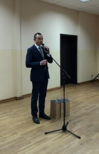 Zdjęcie przedstawia zastępcę Burmistrza Wolsztyna Tomasza Spiralskiego wygłaszającego przemowę.