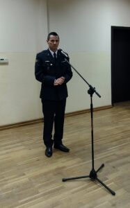 Zdjęcie przedstawia p.o. Komendanta Powiatowego PSP w Wolsztynie kpt. Damiana Glapiaka wygłaszającego przemowę.