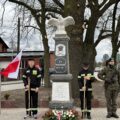Zdjęcie przedstawia dwóch strażaków oraz żołnierza 5 Lubuskiego Pułku Artylerii z Sulechowa stojących po obu stronach pomnika.
