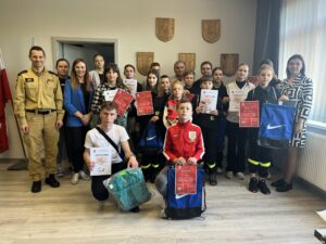 Obraz zawiera zdjęcie grupowe uczestników powiatowych eliminacji Ogólnopolskiego Turnieju Wiedzy Pożarniczej, którzy reprezentowali Gminę Przemęt.