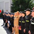 Na zdjęciu strażacy ustawieni w rzędzie.