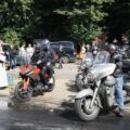 Na zdjęciu motocykliści wyjeżdżający z kościoła. Proboszcz święci pojazdy.