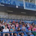 Na zdjęciu dzieci i opiekunowie siedzący na trybunach na Stadion Żużlowym Alfreda Smoczyka w Lesznie.