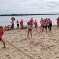 Na zdjęciu dziewczyny grające w "dwa ognie" na plaży.