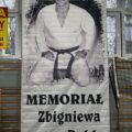 Na zdjęciu duży plakat, na którym widnieje wizerunek Zbigniewa Pohla oraz napis: "Memoriał Zbigniewa Pohla".