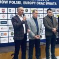 Na zdjęciu wójt gminy Przemęt podczas przemowy. Koło niego stoją inni sponsorzy wydarzenia.