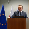 Na zdjęciu mężczyzna przemawiający podczas konferencji.