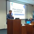 Na zdjęciu dyrektor biura SGiPW Tomasz Telesiński podczas przemowy. W tle na projektorze wyświetlany jest napis: "Plan działania na 2025 rok".