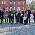 Na zdjęciu osoby, które przybyły na uroczystość, wśród nich znajduje się wójt Janusz Frąckowiak. Fotografię wykonano na zewnątrz.