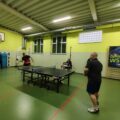 Na zdjęciu zawodnicy podczas rozgrywania turnieju. Na fotografii widać także osobę, która liczy punkty.