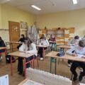 Na zdjęciu uczniowie podczas pisania testu.