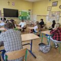 Na zdjęciu uczniowie podczas pisania testu.
