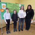 Wspólne zdjęcie, na którym znajduje się trójka uczniów i pani dyrektor. Jedna z uczennic pozuje z dyplomem.