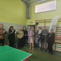 Na zdjęciu dyrektor szkoły w Kluczewie, która przemawia przez mikrofon. Na fotografii także inne osoby, wśród nich wójt gminy Przemęt.