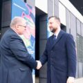 Na zdjęciu wicemarszałek Krzysztof Grabowski i minister Władysław Kosiniak-Kamysz podają sobie dłonie.