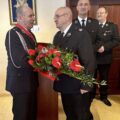 Na zdjęciu widoczny dh Józef Pauch, który składa gratulacje dh Zenonowi. W tle wójt gminy.