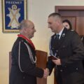 Na zdjęciu widoczny wójt, który składa gratulacje dh Zenonowi.