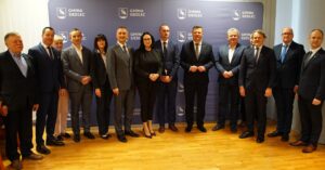 Wspólne zdjęcie osób obecnych na spotkaniu.