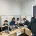 Na zdjęciu uczniowie prezentują odwiedzającym szkołę zawody, w których się kształcą.