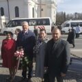 Na fotografii delegacja sołtysów z gminy Przemęt. Sołtys Solca trzyma wiązankę. Zdjęcie wykonano na dworze.