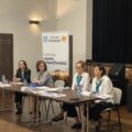 Na zdjęciu widoczne przedstawicielki z ZUSu i KRUSu, które siedzą przy stole.