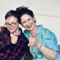Na zdjęciu chłopiec i p.o. dyrektora GCKiB Agnieszka Klugiewicz, oboje pokazują kciuk w górę.