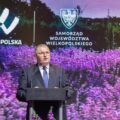 Na zdjęciu wicemarszałek przemawia podczas uroczystości.