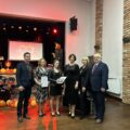 Na zdjęciu absolwentka ze swoimi rodzicami, wychowawczynią, dyrektorem i wicedyrektorką. Absolwentka pozuje ze świadectwem.