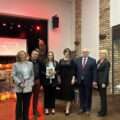 Na zdjęciu absolwentka ze swoimi rodzicami, wychowawczynią, dyrektorem i wicedyrektorką. Absolwentka pozuje ze świadectwem.