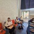 Na zdjęciu uczniowie siedzący w ławkach przed rozpoczęciem pisania testu.