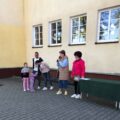 Na zdjęciu dyrektor szkoły Małgorzata Zielińska przemawia podczas wydarzenia. Na zdjęciu też inne osoby.