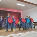 Na zdjęciu widoczny występ artystyczny uczniów ze szkoły.