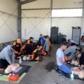 Na zdjęciu pracownicy podczas zajęć z udzielania pierwszej pomocy.