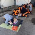 Na zdjęciu pracownicy podczas zajęć z udzielania pierwszej pomocy.