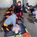 Na zdjęciu pracownicy podczas zajęć z udzielania pierwszej pomocy.