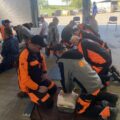 Na zdjęciu pracownicy podczas zajęć z udzielania pierwszej pomocy.
