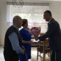 Na zdjęciu widoczny wójt, który wręcza jubilatom bukiet kwiatów.