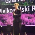 Na zdjęciu chłopak, który śpiewa na scenie.