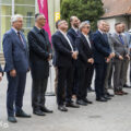 Na zdjęciu osoby przybyłe na uroczystość. Wśród nich wójt Janusz Frąckowiak.