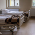 Na zdjęciu nowa sala po remoncie, w której znajdują się łóżka szpitalne.