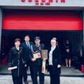 Na fotografii m.in. druh Daniel Jakób, który pozuje z listami gratulacyjnymi oraz sołtys Osłonina.