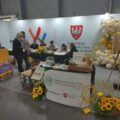 Na zdjęciu jedno ze stanowisk poświęconych pszczelarstwu oraz uczestnicy zajęć.