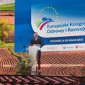 Na zdjęciu widoczny Minister Technologii i Rozwoju Krzysztof Paszyk podczas przemowy na scenie.