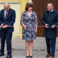 Na fotografii pięć osób przecina biało-czerwoną wstęgę.