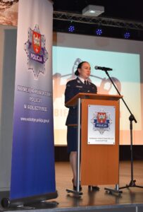 Na fotografii Komendant Powiatowej Policji w Wolsztynie, mł. insp. Katarzyna Sobczak-Kukawka podczas przemowy.